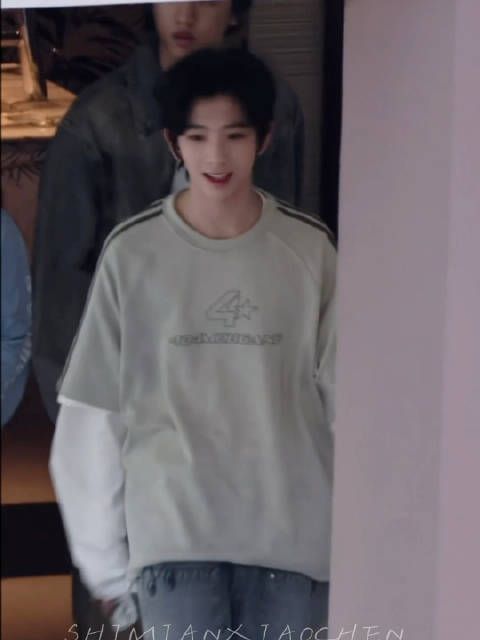 陈浚铭素颜路透曝光,清晨状态引关注