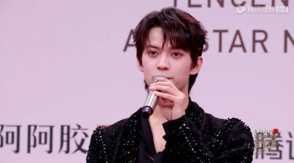 陈天润亮相陈天润黑色亮钻西装帅气