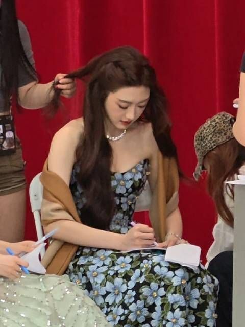 这个乐乐言又美又认真试麦的时候还会和媒体互动太阔爱了!