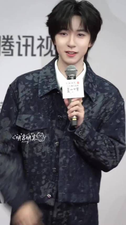 贺峻霖首任星光大赏主持，坦言荣幸与前辈合作