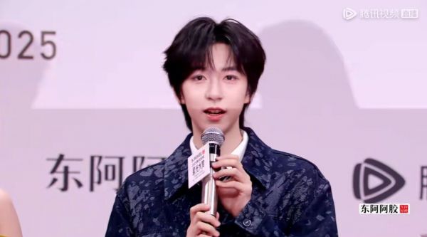 贺峻霖首次主持星光大赏红毯采访