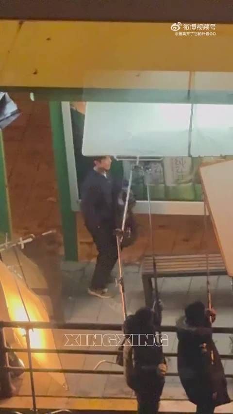 肖战姜妍片场跺脚取暖互动融洽