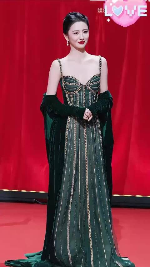 谁懂啊！佟丽娅绿色丝绒吊带长裙，妥妥的优雅女神天花板啊