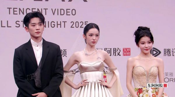 周也丞磊亮相星光大赏红毯，白纱黑西装造型吸睛