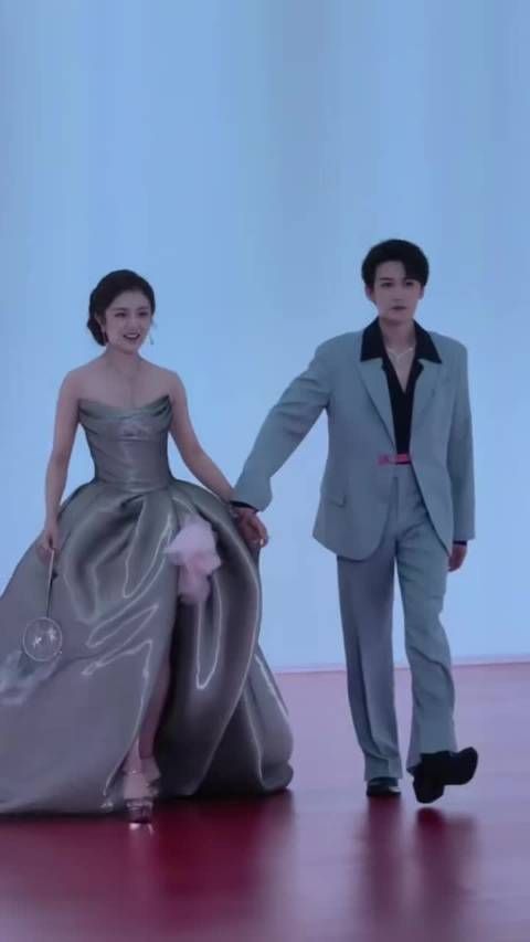 一起牵手走红毯，两个人是小学生吗？一蹦一跳好可爱！