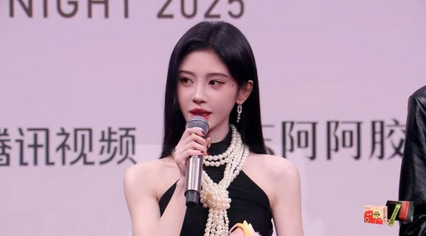 鞠婧祎张云龙古子成来战剧组星光大赏红毯