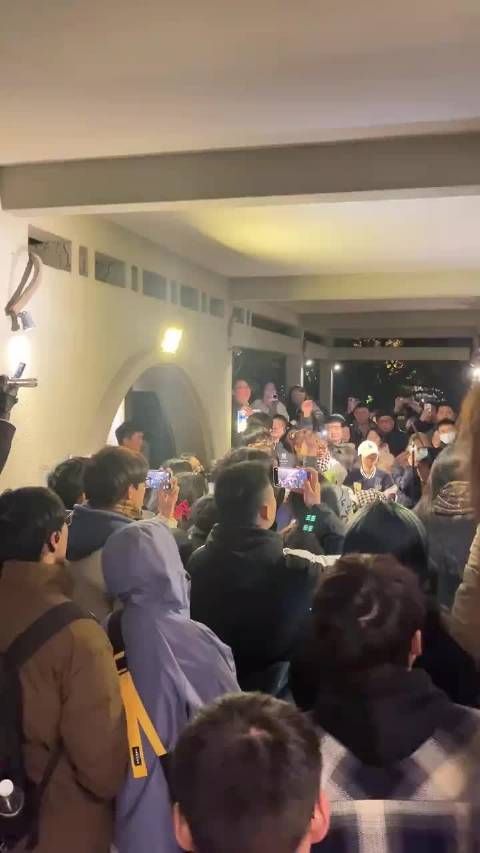 当代年轻人主动创造快乐，追星玩梗搞穿搭投入十足