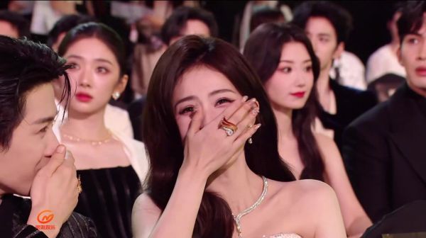 檀健次和白鹿左一块，捂嘴说悄悄话啦！好开心的样子！