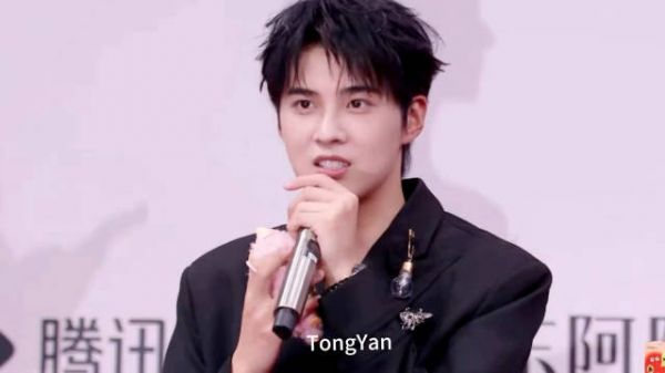 古子成嘴瓢鞠婧祎笑弯腰，星光大赏现欢乐场面