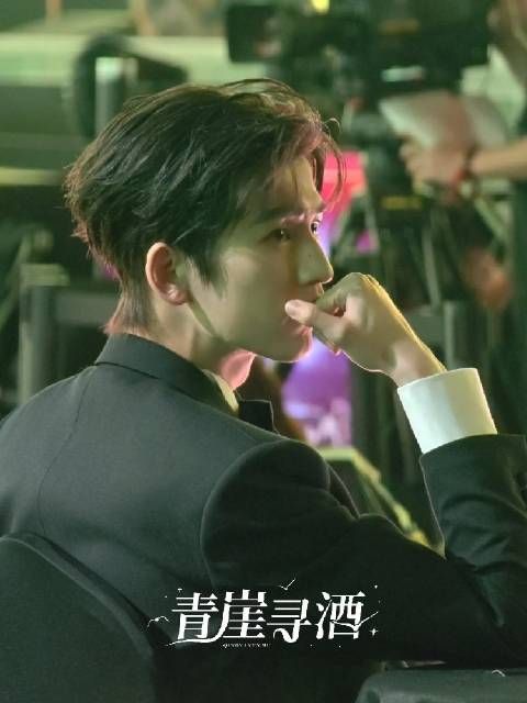 怎么有人往那一坐就是一个霸总电影 是张凌赫的话就可以解释了