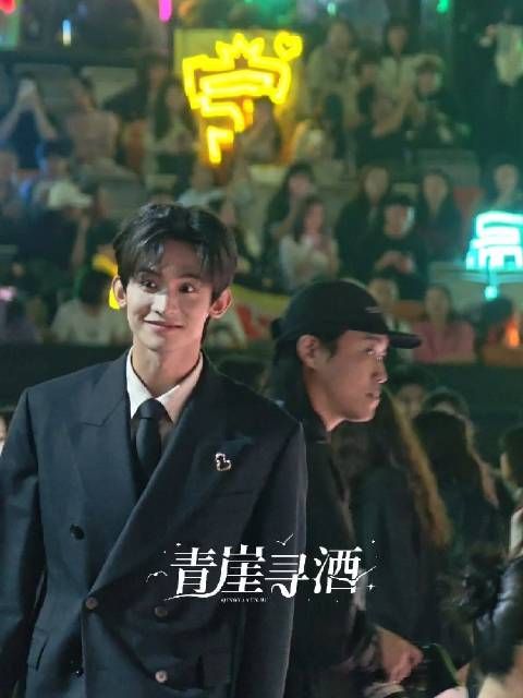 常华森进场啦 看到熟人就笑成快乐小狗啦