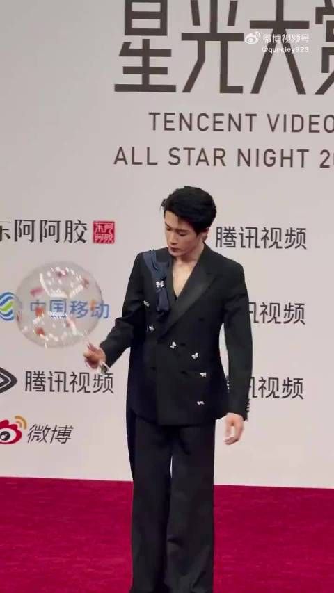 檀健次内场穿淡蓝西装亮相，五官精致帅气