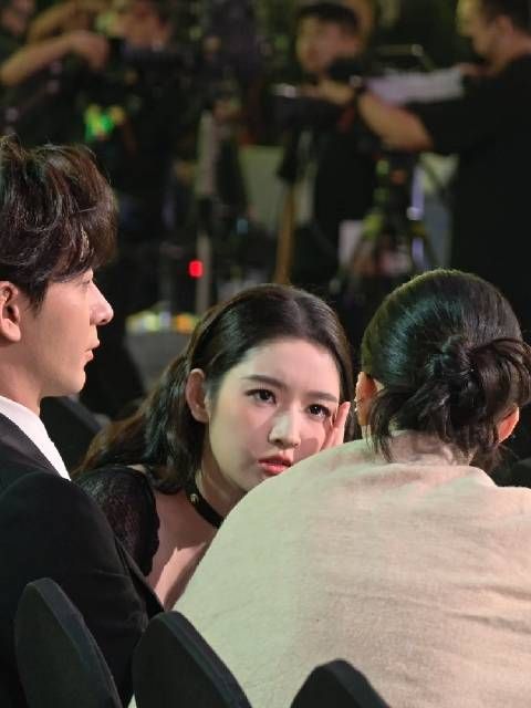 周也叽里咕噜给王玉雯讲啥呢 给王姐震惊的