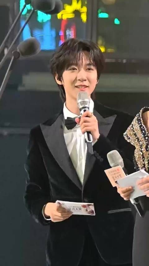 贺峻霖主持星光大赏时突喊我饿了