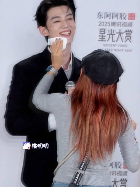 赖伟明湿身诱惑这一块/. 这一刻恨不得魂穿擦汗的小姐姐