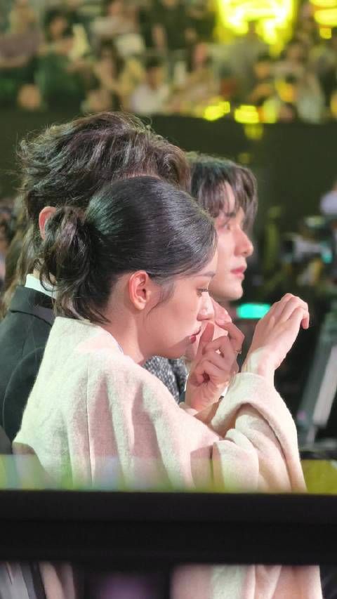 周也用手机壳照镜子