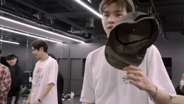 郑成灿亮相2025MAMA后台，短发造型引热议