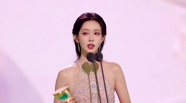 恭喜孟子义获得年度最具海外影响力艺人和年度JUMP勋章