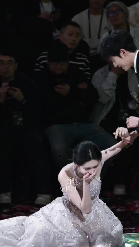 我的天哪，孟子义上台摔了一跤李昀锐赶紧一把捞起来，下台就稳稳扶住了