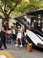 赵露思紫色向日葵T恤亮相，双麻花辫造型清新