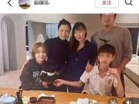 陶虹与朋友相聚，豪宅装修简洁又整洁，17岁女儿五官与神态似徐峥