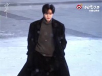 宋威龙新剧路透曝光，雪中拾级画面如电影