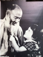 长须“老翁”张大千与他的娃娃小女，生这个女儿时张大千多大年纪？