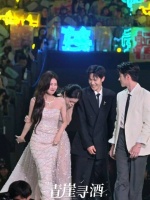 孟姐摔倒躲进白鹿怀中,四人同台领奖画面温馨