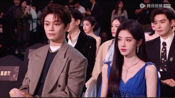 鞠婧祎丁禹兮同框啦@鞠婧祎 @丁禹兮 鞠婧祎内场生频丁禹兮内场灯牌