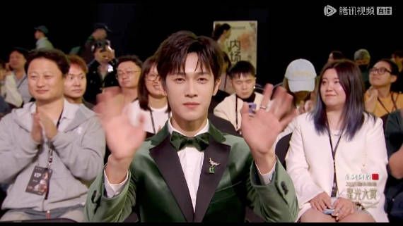 李昀锐获年度品质艺人奖，绿色西装亮相星光大赏