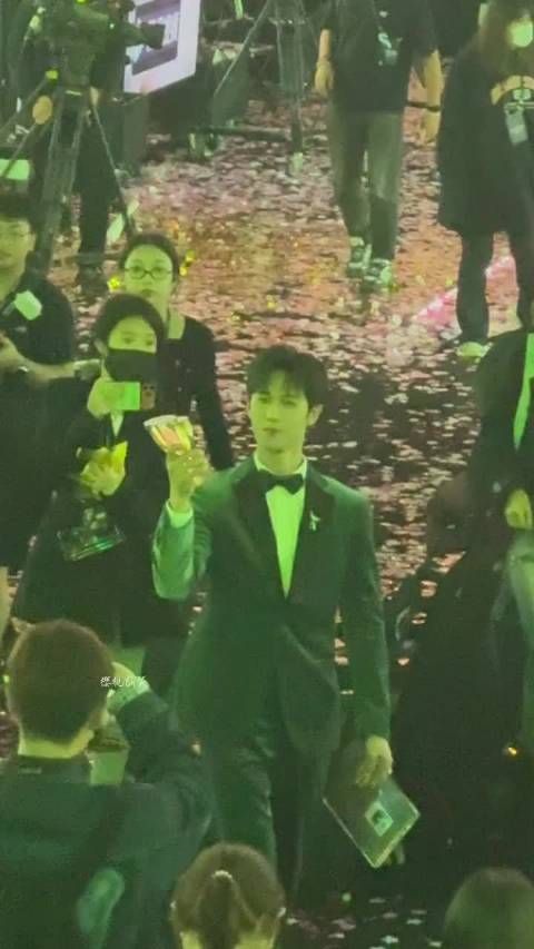 李昀锐手捧奖杯绕场答谢粉丝