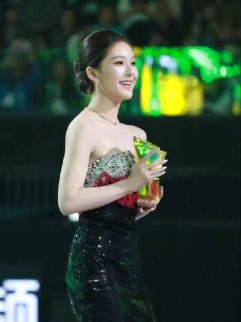 赵露思压轴上台领奖许妍打了个翻身仗～赵露许我耀眼