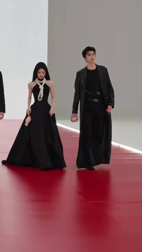 鞠婧祎脸是好看的，肩膀有点不太协调