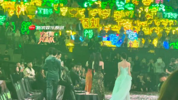 孟子义摔倒后续再+1，檀健次来扶她上台啦～还有上台领奖的刘宇宁也在！