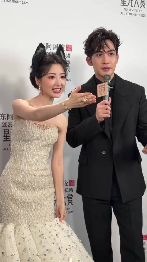 给@毛晓彤 戴发箍好甜呀！ 张彬彬毛晓彤红毯抱拳互动好甜文娱鲜锋榜毛晓彤