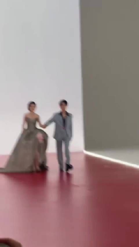 李兰迪檀健次牵手走红毯!好开心啊!李兰迪