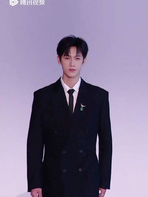 李昀锐晒图星光大赏：感谢所有的肯定与鼓励