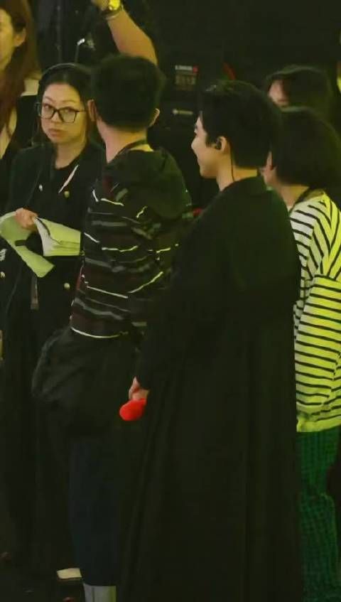 乖乖候场的宁宁 眼睛在找他的人 看到了点头微笑