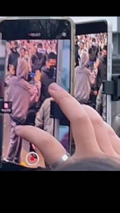 我不行了！同担太可爱了！只能一个一个的拍前面人的手机！