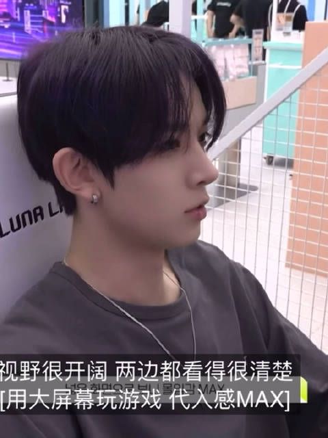 嘴唇总是干裂结痂的样子像唇环