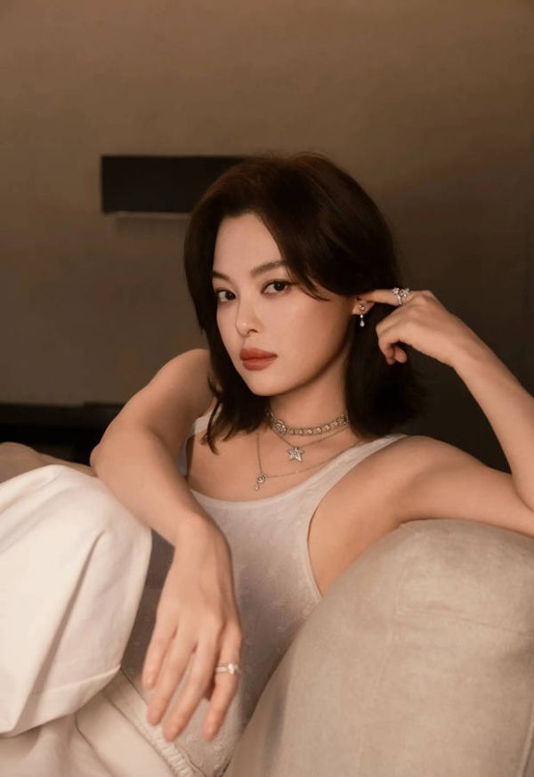 搜狐娱乐讯 21日，辛芷蕾在社交平台上晒出一组居家氛围感美照，并配文称：“冬至安康～好运与星光相伴。”