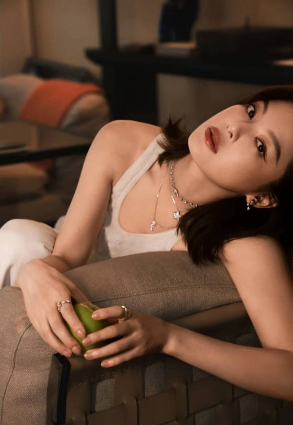 辛芷蕾靠在沙发上，松弛感拉满。