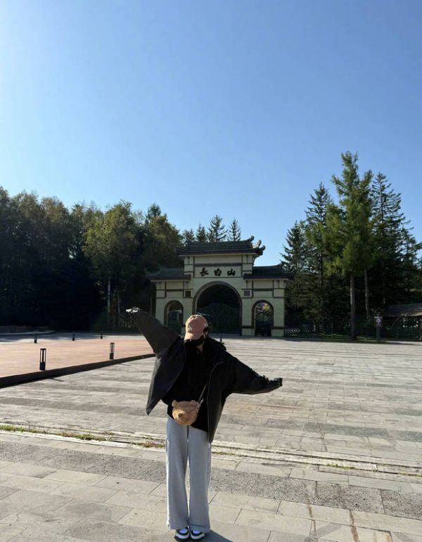 杨幂去长白山旅行。