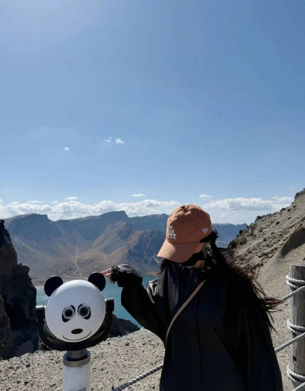 杨幂在山上拍照打卡。