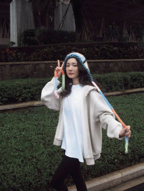 杨幂外出旅行，心情愉悦。