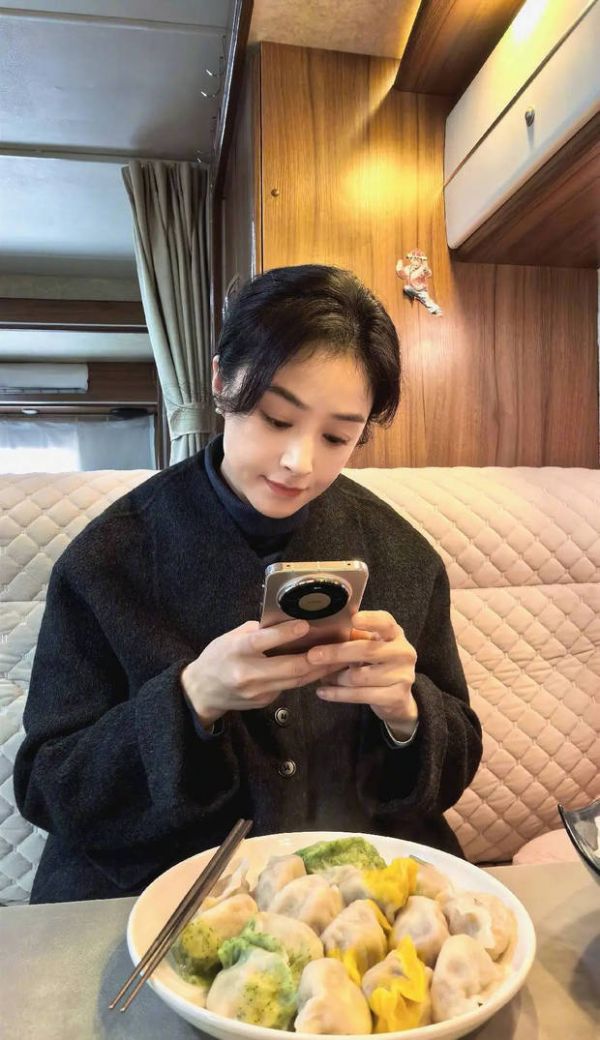 蒋欣给饺子拍照。