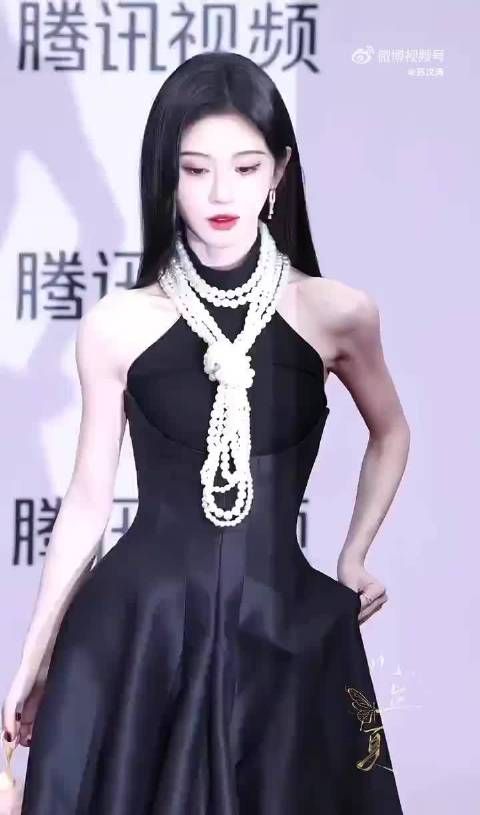 鞠婧祎韩剧演绎反差角色，温柔千金秒变拽王