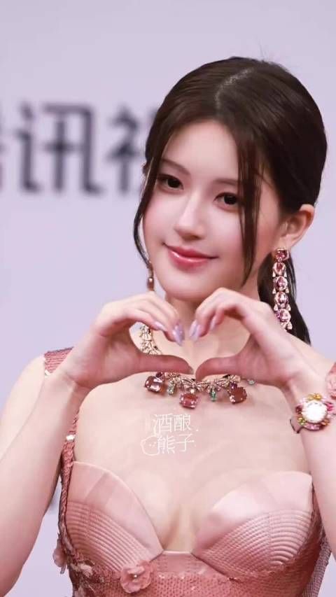 好贵气好漂亮 露思昨晚美疯了，完全许妍姐姐