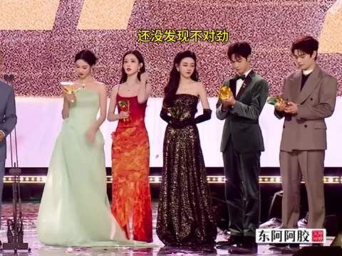 孟子义领奖再摔获众人搀扶，白鹿丞磊李昀锐暖心互动