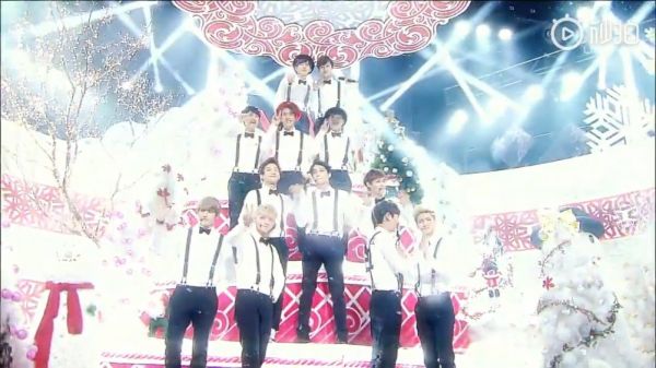 十二年前的今天(131222),EXO 带来《Christmas Day》的现场舞台